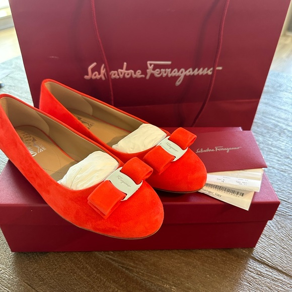 SALVATORE FERRAGAMO US 7 FLATS $365!
